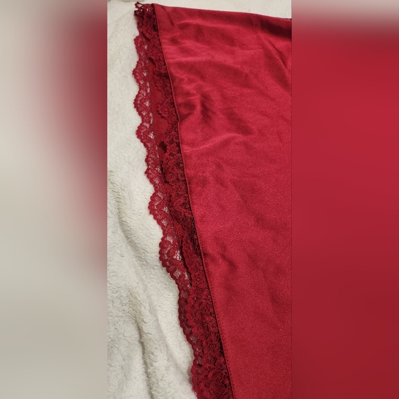 Red Slip Low-back with Lace - Picture 4 of 6
